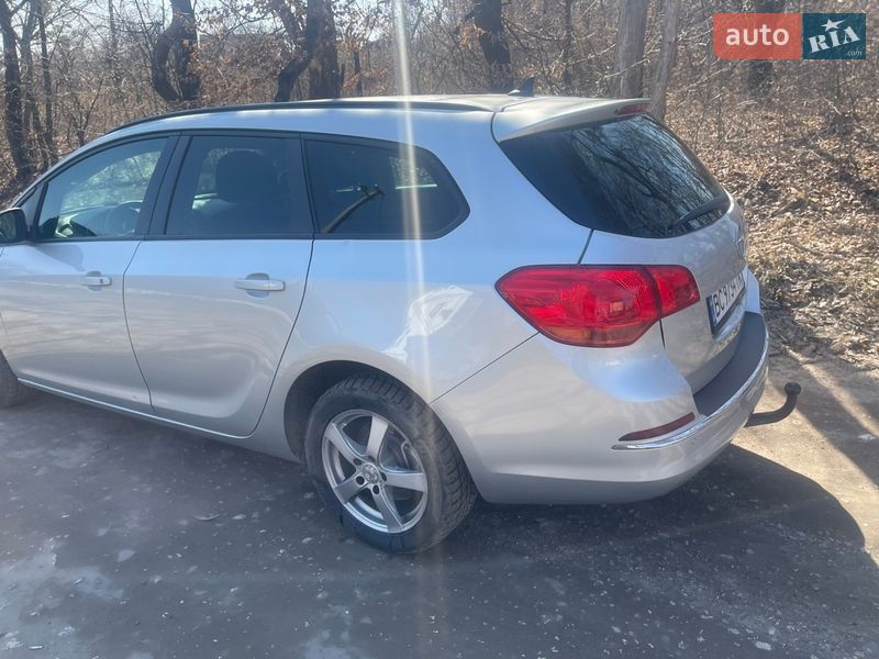 Универсал Opel Astra 2014 в Ровно