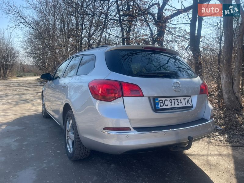 Универсал Opel Astra 2014 в Ровно