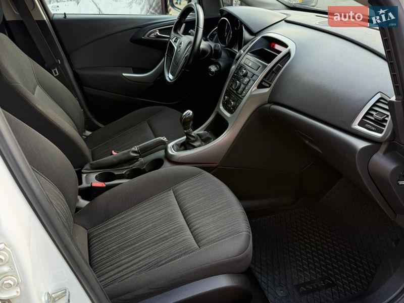 Універсал Opel Astra 2011 в Сваляві