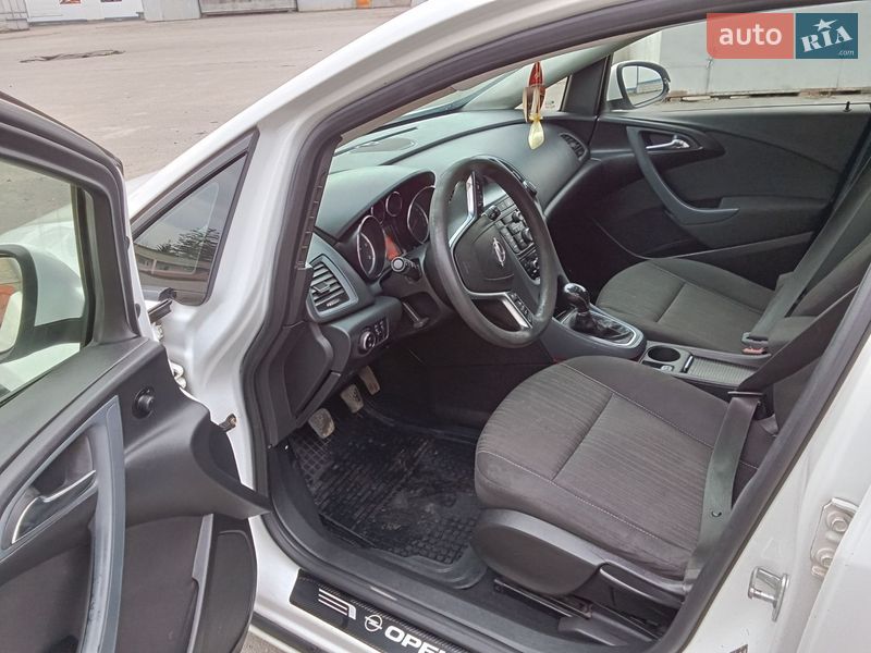 Универсал Opel Astra 2011 в Теофиполе
