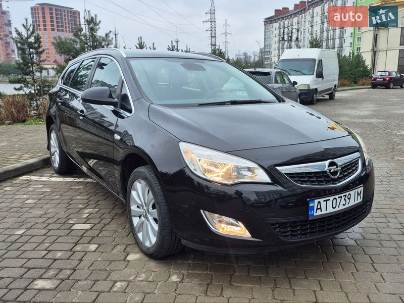 Універсал Opel Astra 2011 в Івано-Франківську