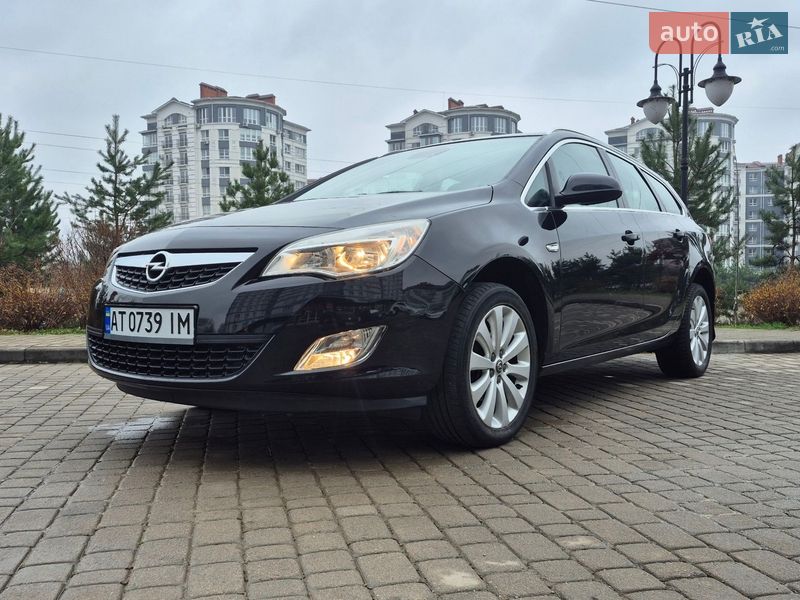 Універсал Opel Astra 2011 в Івано-Франківську