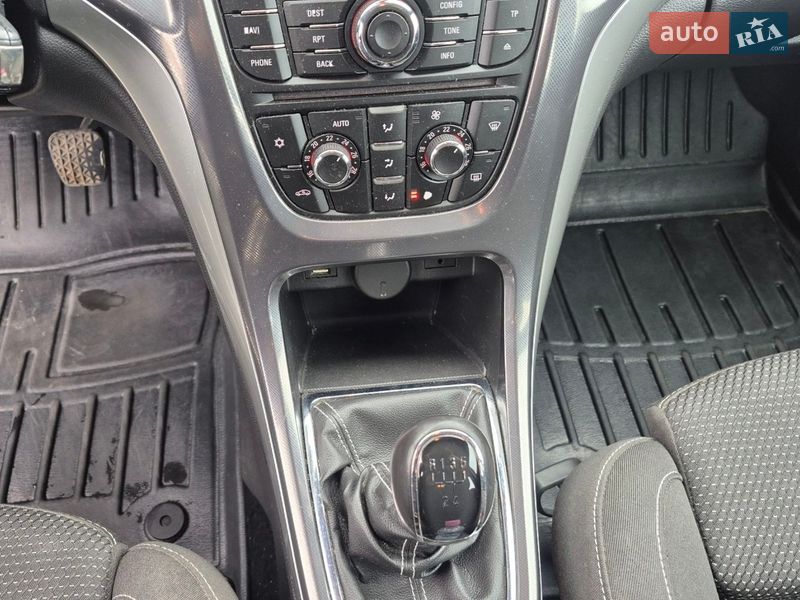 Універсал Opel Astra 2011 в Івано-Франківську