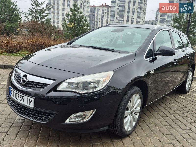 Універсал Opel Astra 2011 в Івано-Франківську