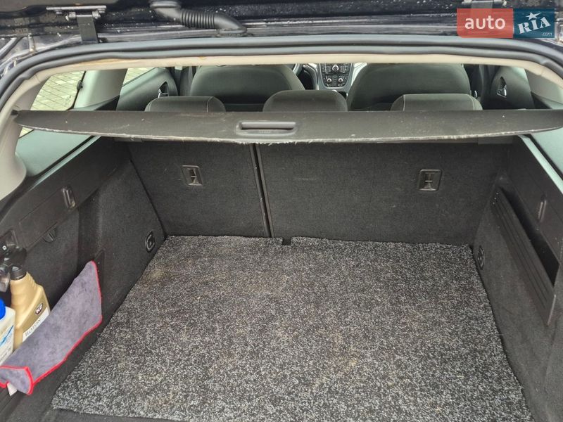 Універсал Opel Astra 2011 в Івано-Франківську