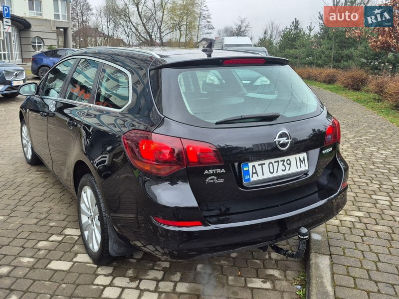 Універсал Opel Astra 2011 в Івано-Франківську