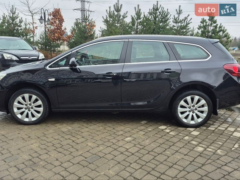 Універсал Opel Astra 2011 в Івано-Франківську