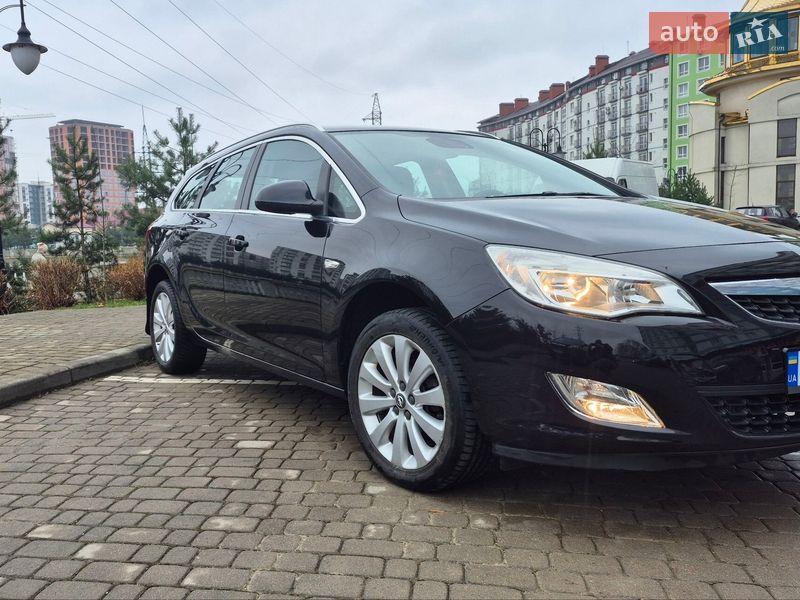 Універсал Opel Astra 2011 в Івано-Франківську
