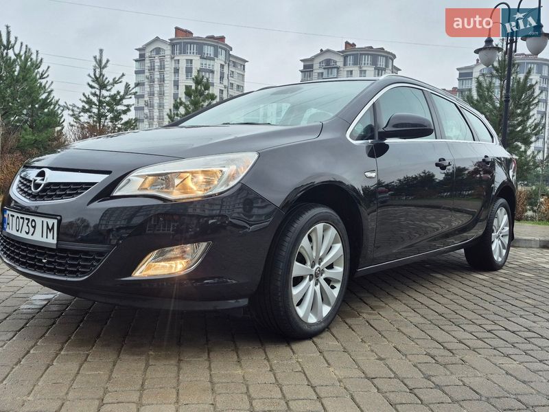 Універсал Opel Astra 2011 в Івано-Франківську