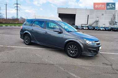 Універсал Opel Astra 2010 в Рівному