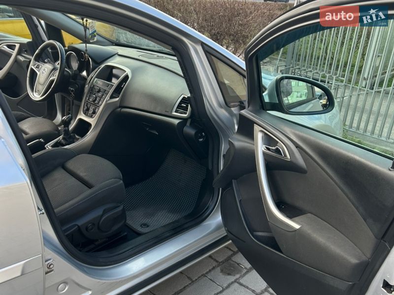 Універсал Opel Astra 2011 в Львові