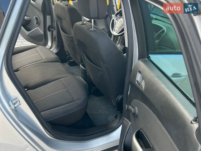 Універсал Opel Astra 2011 в Львові