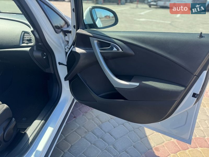 Універсал Opel Astra 2012 в Харкові