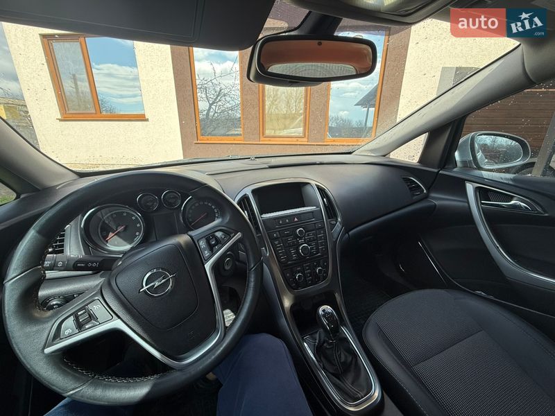 Универсал Opel Astra 2011 в Кельменцах