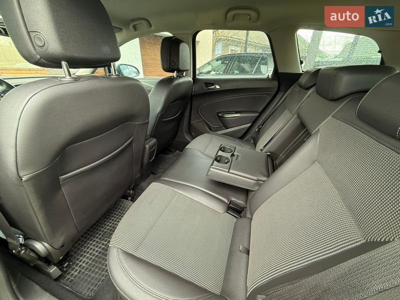 Универсал Opel Astra 2011 в Кельменцах