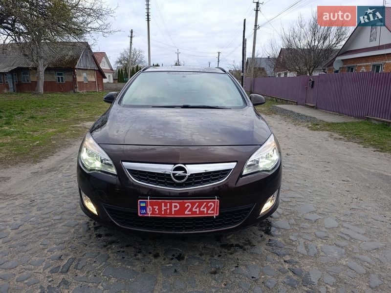Універсал Opel Astra 2012 в Старій Вижівці