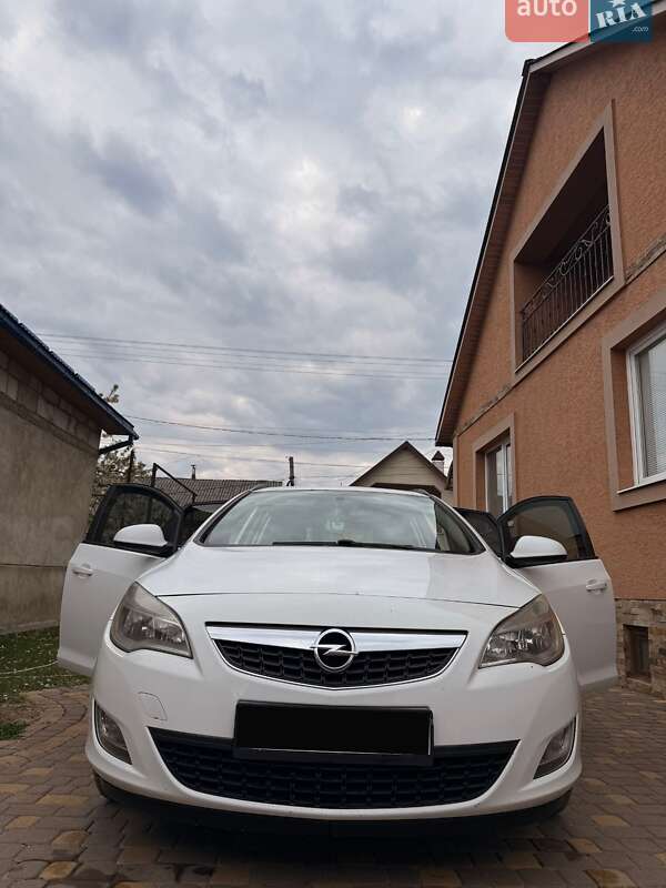 Універсал Opel Astra 2011 в Довгому