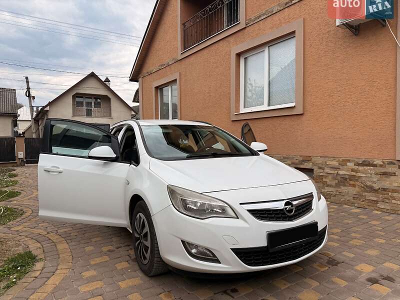 Універсал Opel Astra 2011 в Довгому