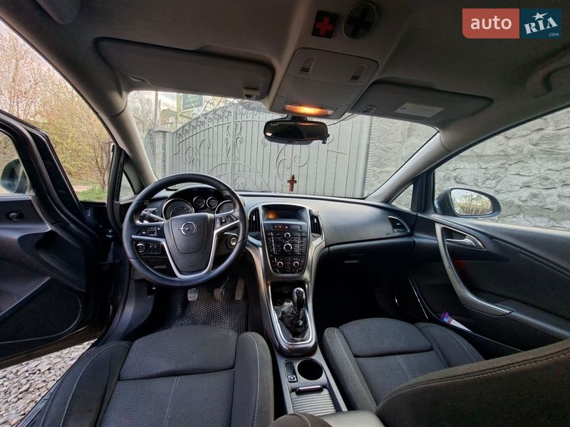 Універсал Opel Astra 2011 в Івано-Франківську