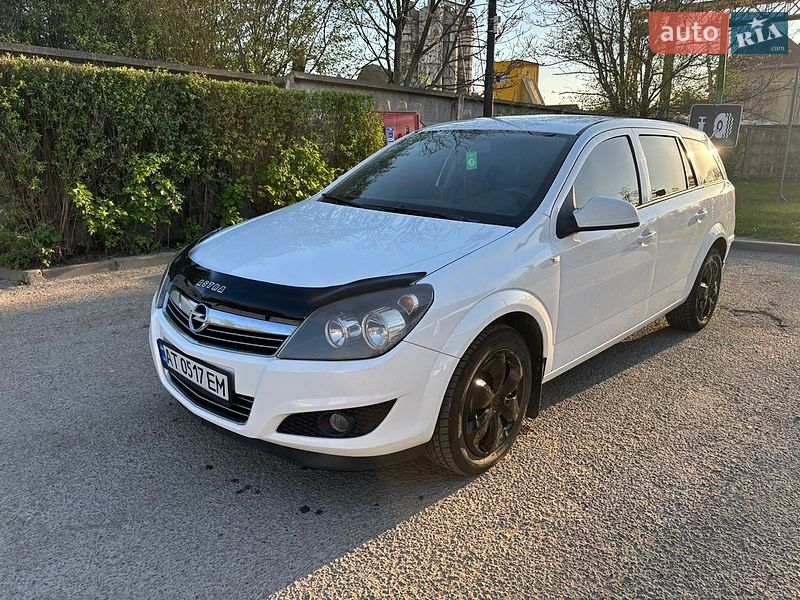 Універсал Opel Astra 2010 в Івано-Франківську