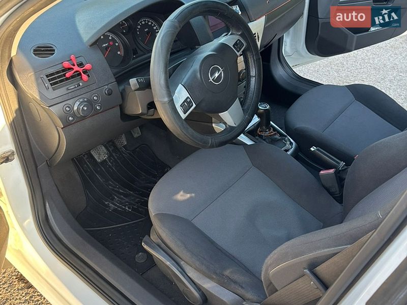 Універсал Opel Astra 2010 в Івано-Франківську