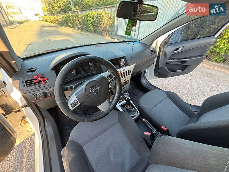 Універсал Opel Astra 2010 в Івано-Франківську