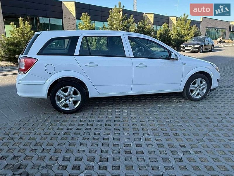 Универсал Opel Astra 2010 в Хмельницком