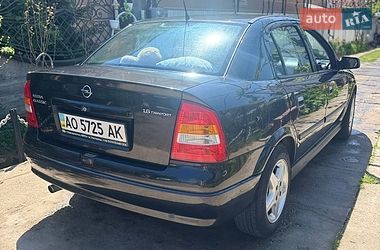Седан Opel Astra 2007 в Среднем
