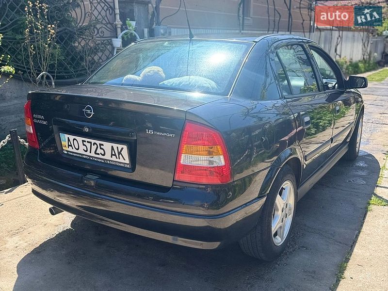 Седан Opel Astra 2007 в Среднем