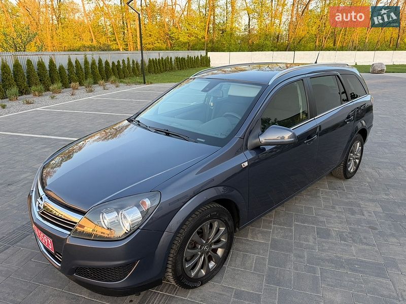 Универсал Opel Astra 2010 в Луцке