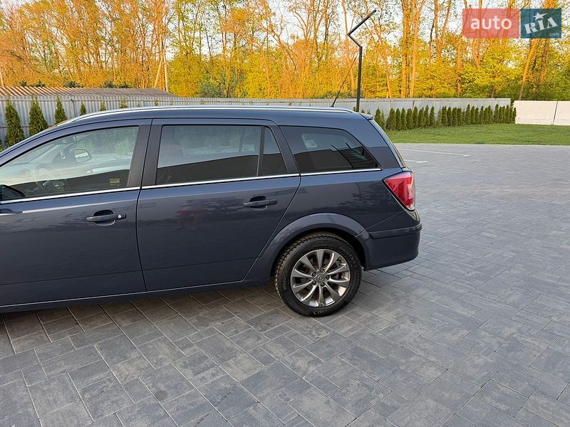 Универсал Opel Astra 2010 в Луцке