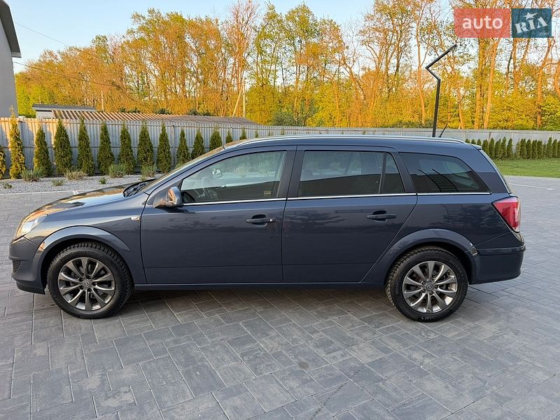Универсал Opel Astra 2010 в Луцке