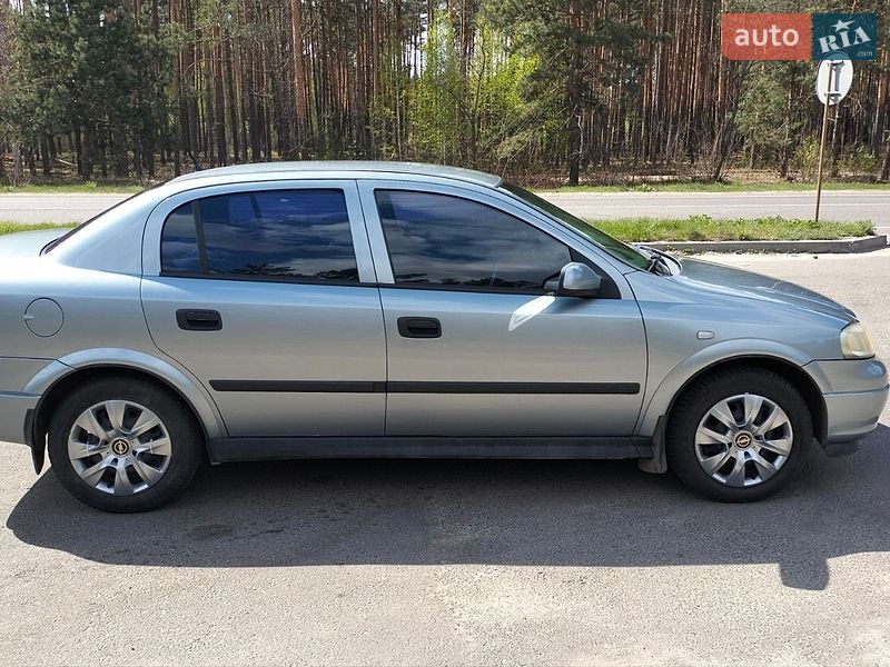 Седан Opel Astra 2006 в Сарнах