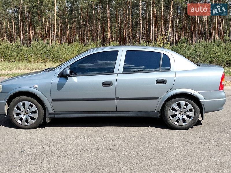 Седан Opel Astra 2006 в Сарнах