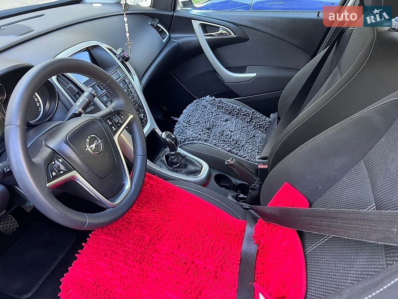Универсал Opel Astra 2011 в Дрогобыче