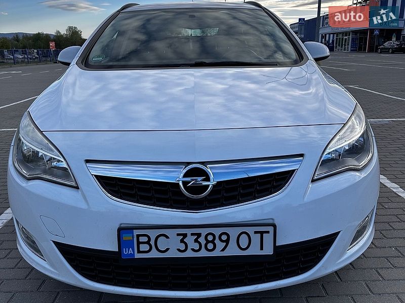 Универсал Opel Astra 2012 в Дрогобыче