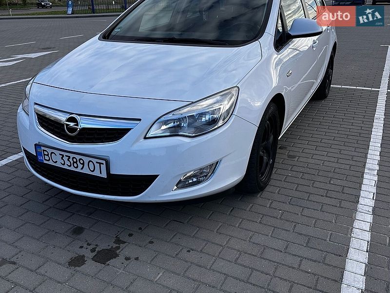 Универсал Opel Astra 2012 в Дрогобыче