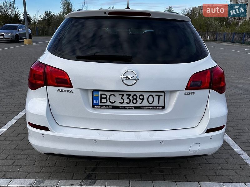 Универсал Opel Astra 2012 в Дрогобыче