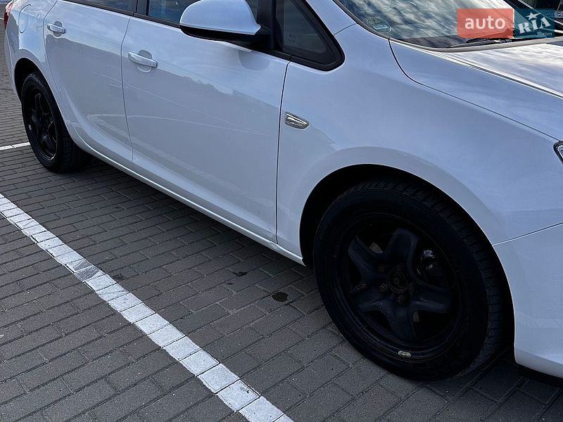 Универсал Opel Astra 2012 в Дрогобыче