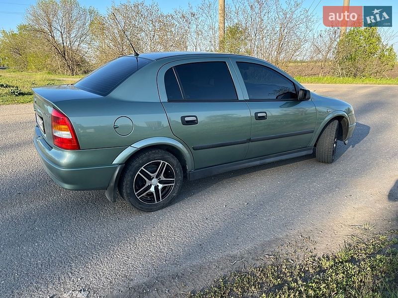 Седан Opel Astra 2007 в Новом Буге