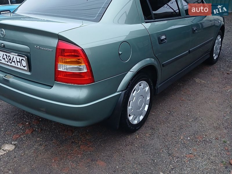 Седан Opel Astra 2007 в Новом Буге