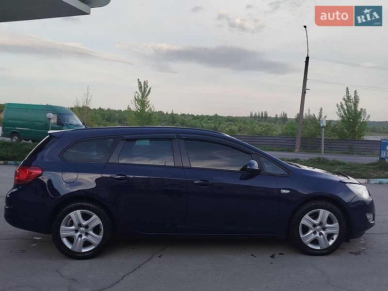 Универсал Opel Astra 2011 в Хмельницком