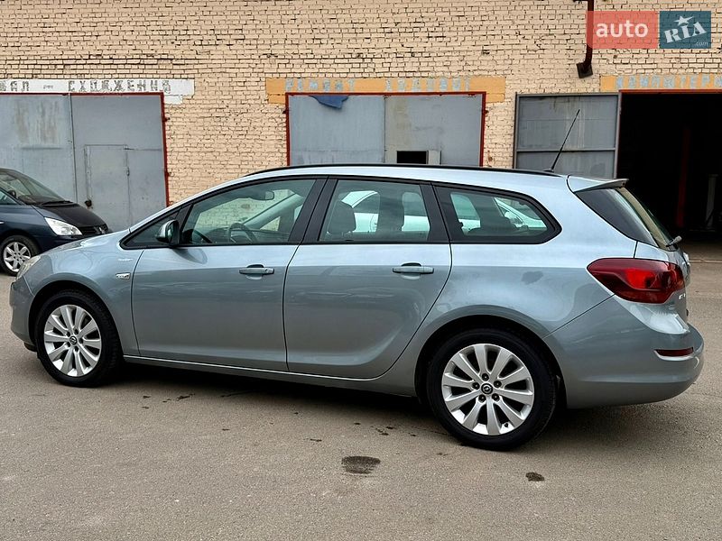 Универсал Opel Astra 2010 в Ровно