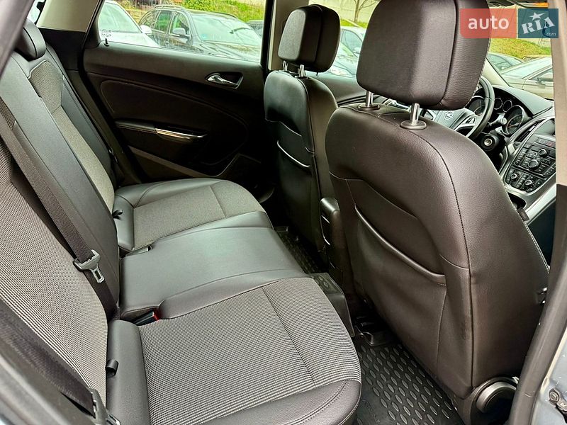 Универсал Opel Astra 2010 в Ровно