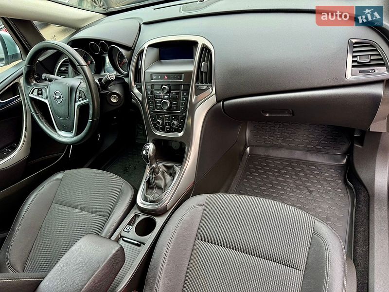 Универсал Opel Astra 2010 в Ровно