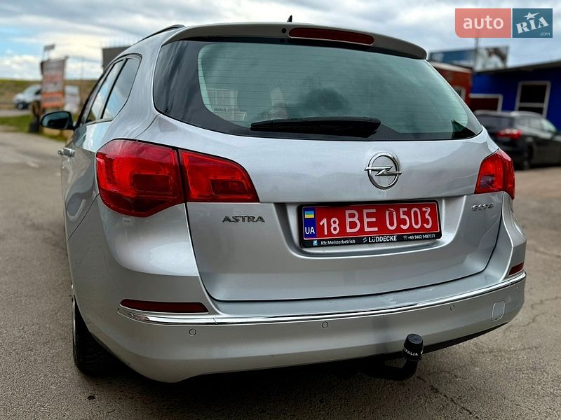 Универсал Opel Astra 2012 в Ровно
