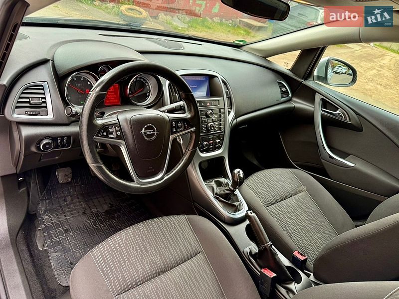 Универсал Opel Astra 2012 в Ровно