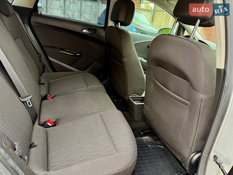Универсал Opel Astra 2012 в Ровно