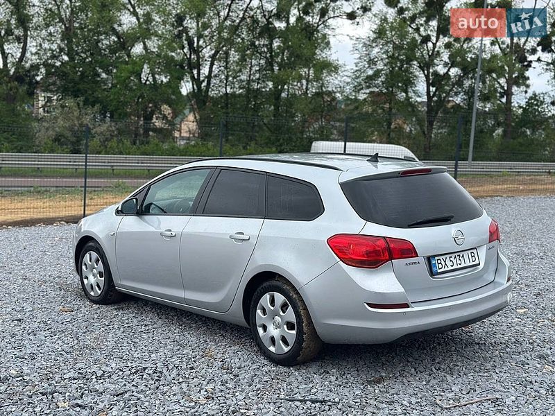 Универсал Opel Astra 2011 в Ровно