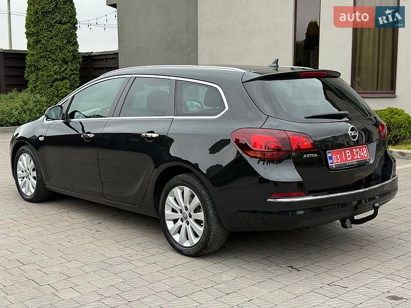 Универсал Opel Astra 2014 в Стрые
